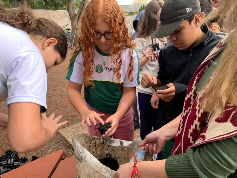 Alunos de Itaporã plantam mudas em parceria com a UFGD na Semana do Meio Ambiente