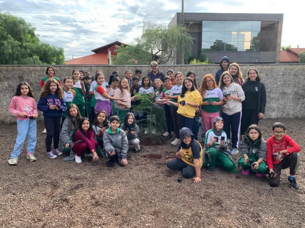 Alunos de Itaporã plantam mudas em parceria com a UFGD na Semana do Meio Ambiente
